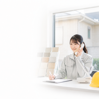 外壁塗装のお問い合わせに対応するスタッフ